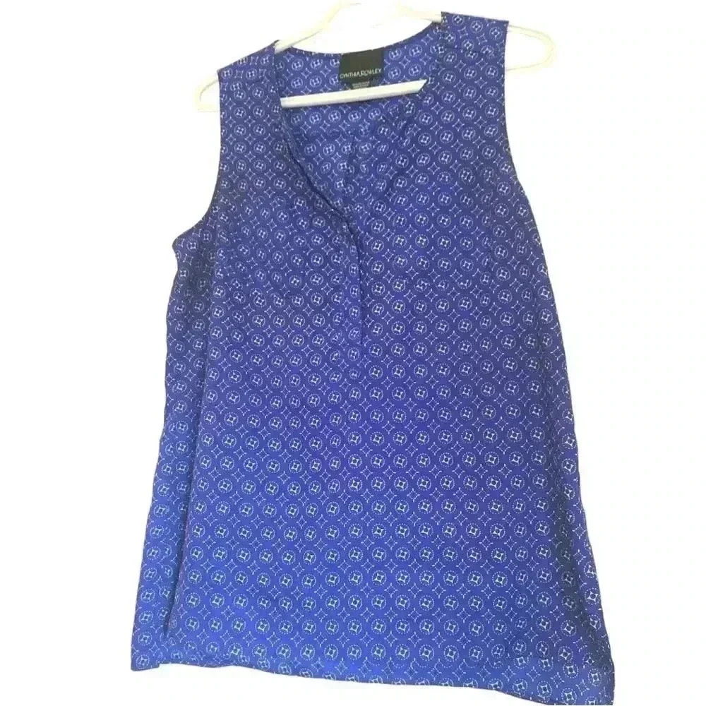 Cynthia Rowley lightweight tunic with planket which hides 3 buttons, V neck